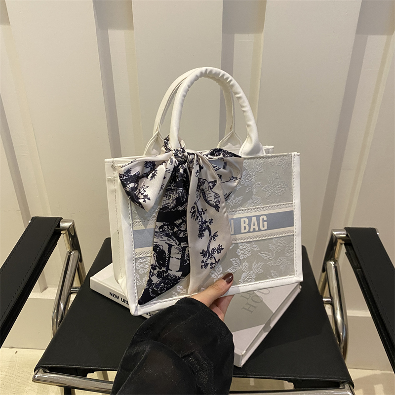 Chic Embroidered Handbag Silk  - Luxury Bags Dior recensie en prijs
