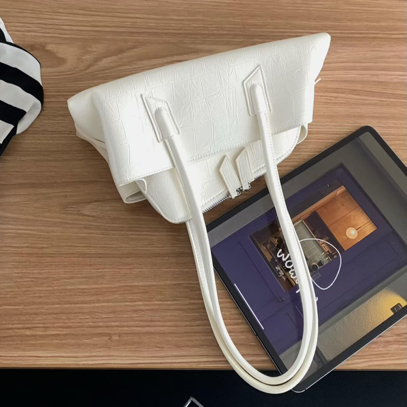 Small La Passeggiata Underarm  - Luxury Bags La recensie en prijs