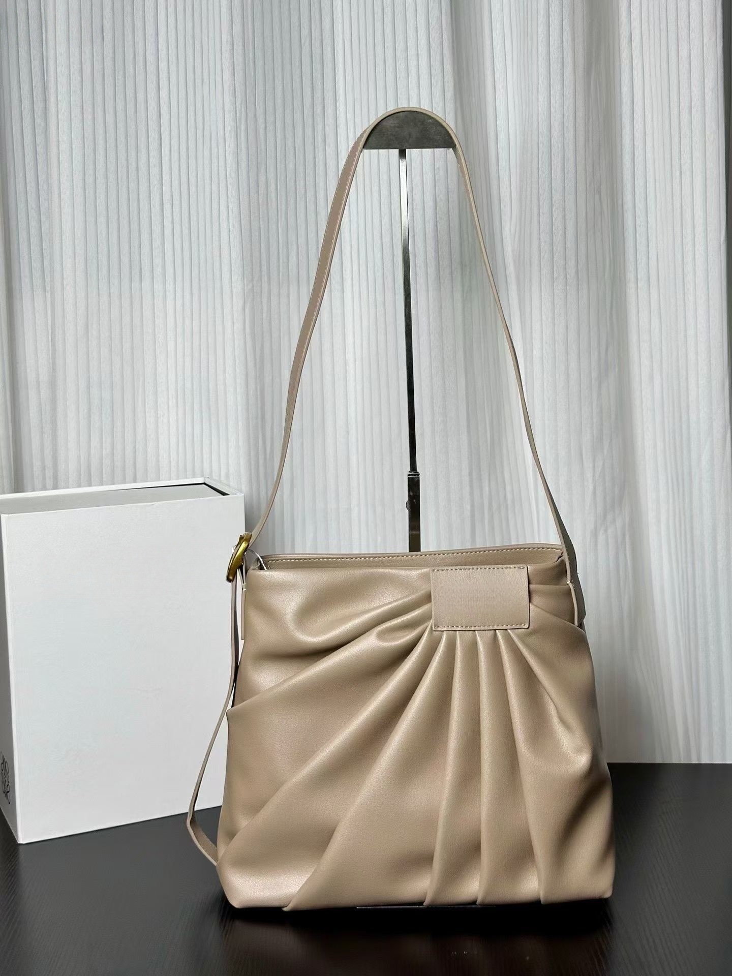 Lo Women Wrinkled Leather Hobo - Luxury Bags Coach recensie en prijs